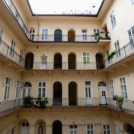Chain Bridge City Center Dorothea Budapest Exterior photo